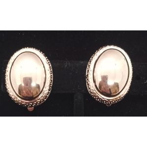 Vintage Trifari silver tone clip on earrings